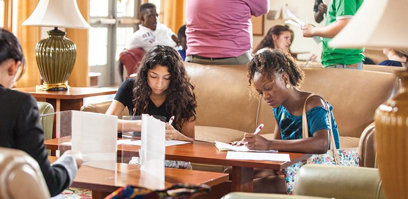 在布里克曼中心，学生们正在填写学生就业申请表