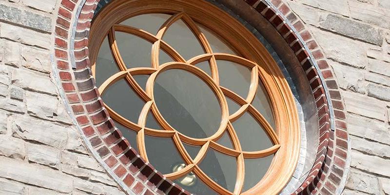 布林阿森学院布里克曼中心玫瑰窗与木材细节在一朵花的形状